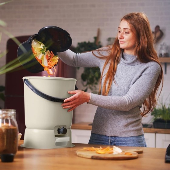 Composteur Bokashi Essential + base – 15,3 L – Blanc crème – Activateur inclus