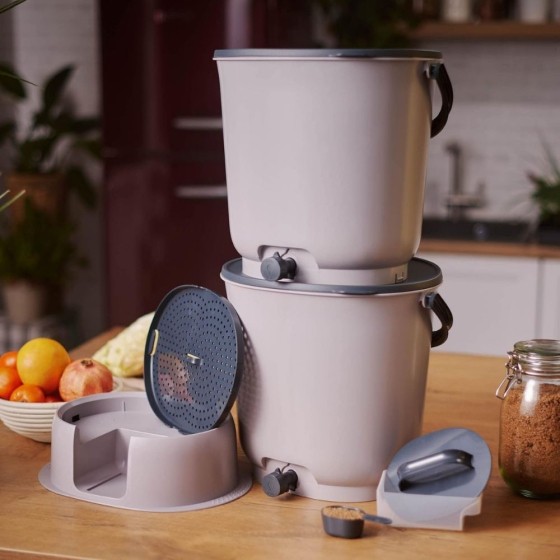 Lot de 2 composteurs Bokashi Essential + base – 15,3 L – Gris clair – Activateur