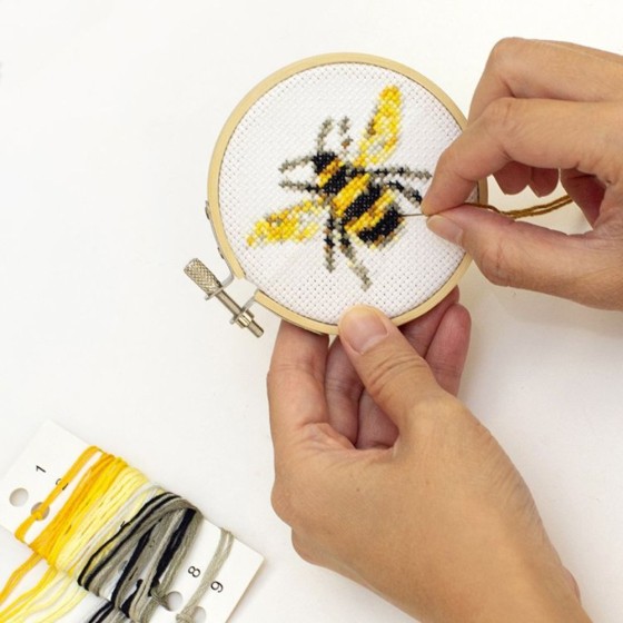 Mini broderie Pont de croix : Abeille